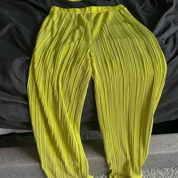 set - Picture 2 of 2